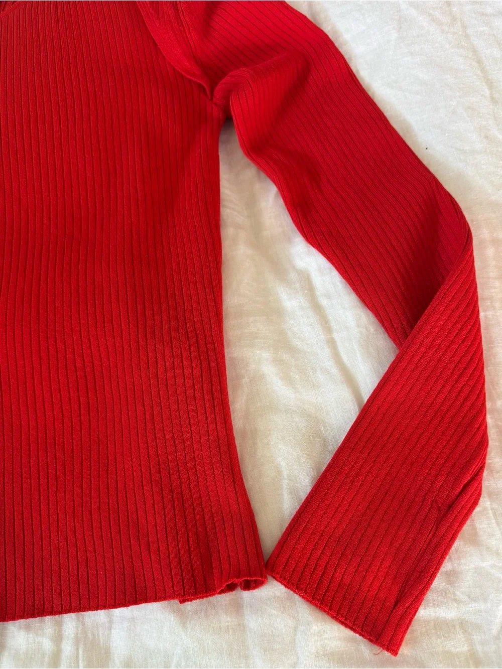 Red Ribbed V-Neck Women's Sweater H & M. NWT.    Size Small
